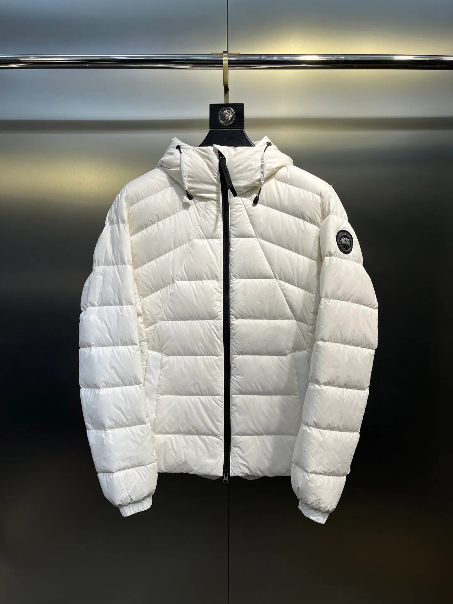 P1100 Highest quality 🌟Canada Goose E62 model 2220LB Abbott Hoody women's short and light down jacket S If you want to do business for a long time, you have to choose the original high-quality goose down for your down jacket. Expensive is not necessarily right, but there is a reason to be expensive. Cheap is not necessarily wrong, but there is a certain risk. Without cost support, there is no quality assurance. Expensive things are good at everything except being expensive; cheap things are good at nothing except being cheap size: s-xl